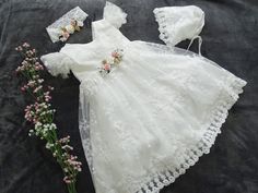 Traditional long christening gown + headband + hat + shoes - A beautiful dress for your little princess + headband + hat + shoes - Everything is made with love, simply breathtaking and graceful - Condition: New - Material: 100% polyester decorated with an elegant bow **- Available sizes - Gr. 56 - Gr. 62 - Gr. 68 - Gr. 74 - Gr. 80 - Gr. 86 - Gr. 92 - Gr. 98 - If you need a different size, just write to us - Please specify size **Please note - Sizes: +/-2 cm tolerance due to manual measurement. - Cream Baptism Dress For Spring Party, Spring Party Baptism Dress In Cream, Summer Cream Baptism Dress For Party, Off White Baptism Dress For Summer, Summer Party Baptism Dress In Cream, Elegant Baptism Dress For Spring Ceremony, White Spring Baptism Dress For Wedding, Elegant Summer Baptism Dress For Wedding, Elegant Summer Baptism Dress