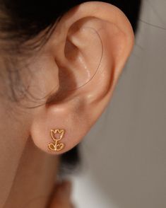 Embrace the elegance of spring with our delicate tulip stud earrings🌷.  These minimalist floral earrings are perfect for everyday wear or special occasions. Tulips symbolize love, rebirth and happiness, making these earrings a thoughtful gift for loved ones on birthdays, anniversaries, or as a token of appreciation. Lightweight and comfortable, they add a touch of sophistication to any outfit. D E T A I L S * Pendant Size: Approximately 6x9 mm * Lightweight: Comfortable to wear all day, subtle Gold Earrings Everyday, Minimalist Jewelry Earrings, Gold Minimalist Jewelry, Simple Gold Earrings, Gold Jewellry, Floral Jewelry, Gift Love, Earrings Minimalist, Floral Jewellery