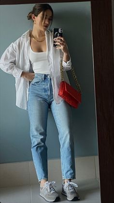 Mom Jeans Outfit 2023, University Outfit Ideas Summer, Univ Outfit, Light Blue Jeans Outfit, Casual Oufits, White Shirt Outfits, Overalls Fashion, Blue Jean Outfits, Mom Jeans Outfit