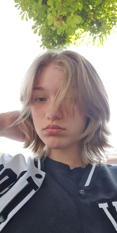 Short Layer Curtain Bangs, Medium Queer Haircuts, Straight Hair Short Shag, Shaggy Medium Haircut, Short Gender Neutral Haircuts Straight Hair, Bob With Layers And Curtain Bangs, Teen Girl Short Haircut, Short Teen Girl Haircuts, Lesbian Haircut Shoulder Length