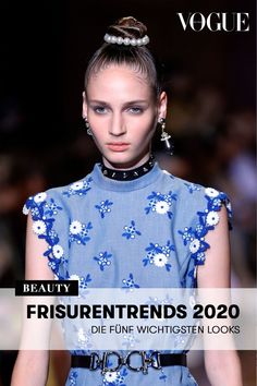 a woman in a blue dress with white flowers on it and the words, beauty frisurentrends 2020 die fune wihtgesen looks