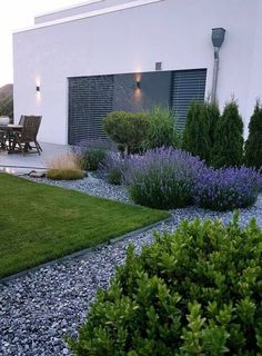 36 Eye-catching Landscaping Inspirations with Lavenders Modern Shrubs Garden Design, Simple Modern Landscaping Front Yard, Landscape Design Front Of House Simple Modern, Minimal Garden Design, Lights On Fence, Simple Landscaping Front Yard, Manicured Landscaping, Bushes In Front Of House, Zen Trädgård