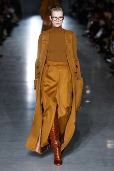 Max Mara Prêt-À-Porter Automne-Hiver 2019-2020 - Défilé | Vogue Paris 2019 Runway, Vogue Germany, Winter Mode, Fashion Weeks, 가을 패션, Fashion Show Collection, Fashion 2020, Ladies Tops Fashion, Max Mara