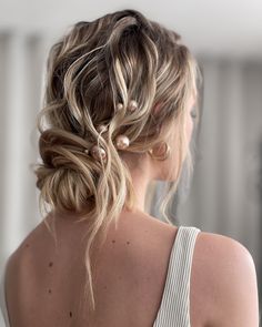 bride Medium Length Hair Up, Updos Hairstyles, Glamorous Wedding Hair, 2023 Hairstyles, Hairstyles Bridesmaid, Bridal Hair Updo, Beach Wedding Hair