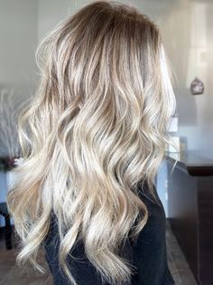 Smudge Roots Blonde Hair Blonde Hair With Dark Brown Roots, Blonde Hair With Blended Roots, Blonde Melted Root, Blonde Smudge Root Balayage, Blonde With Root Tap, Blonde With Root Melt, Blonde Highlights With Root Smudge, Smudge Root Blonde, Root Stretch Hair