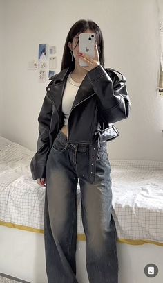 High Neck Outfits, Outfit Ideas With Leather Jacket, Outfits With Heeled Boots, High Neck Outfit, White Converse Outfits, Trendy Outfits Inspiration, Korean Outfit Street Styles, Style Inspiration Casual, Winter Fashion Outfits Casual