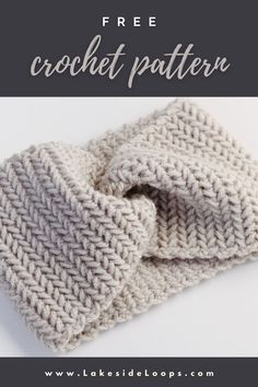 a white knitted scarf with text overlay that says free crochet pattern