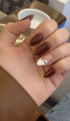 Fall Nails September 2024, Simple October Nails Almond, Fall Nails Shape, Fall Nails Painted, Nail Idea For Fall, Minimalist Cute Nails, Short Gel X Nails Fall, Nails Fall Halloween, Fall Nails Real Nails