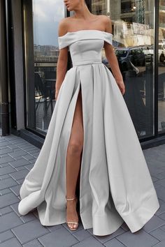 Silver Evening Gowns, Silver Prom Dress, Bridesmaid Dresses Strapless, Chique Outfits, Cute Prom Dresses, Long Prom Dresses, Satin Bridesmaid Dresses, Satin Prom Dress, Formal Dresses Prom