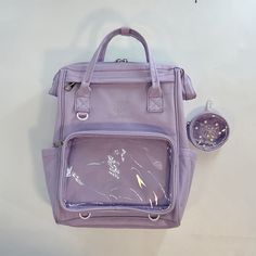 Il s'agit d'un sac Ita spacieux et étanche pouvant accueillir un ordinateur portable de 15,6 pouces. Il est livré avec deux panneaux d'insertion, un en PVC transparent et un dans la même palette de couleurs. De plus, il comprend une petite pochette circulaire suspendue pour les badges. Il est parfait pour être utilisé comme sac à dos d'étudiant ou pour voyager.   ❤ Insertion GRATUITE ❤   ☼ Dimensions : Longueur 27cm, Hauteur 38cm, Largeur latérale 13cm   ☼ Fenêtre d'affichage : 24*16cm   ☼ Spécifications : Convient aux ordinateurs portables de 15,6 ou 16 pouces (les ordinateurs portables de 16 pouces dépendent du modèle et de la version spécifiques)   ☼ Matière : Toile   ❗Remarque : ce lien n'inclut pas les épingles, les badges et les décorations présentés sur l'image Pin Backpack, Purple Backpack, Bag Pins