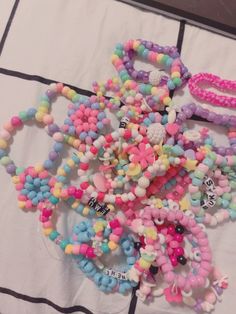 Kawaii Diy Accessories, Cutecore Bracelet Ideas, Kawaii Beaded Bracelets, Harajuku Bracelet, Cute Kandi Ideas, Cutecore Bracelet, Kandi Bracelets Aesthetic, Pastel Kandi, Kawaii Kandi