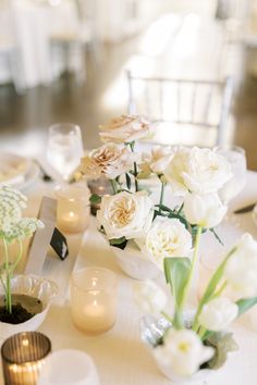 the centerpieces on this table are all white and pink flowers in vases