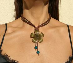 Flower Choker, Gemstone Choker, Leather Choker, Boho Choker, Stone Choker, Bronze Choker. A Beautiful and unique leather choker belong to boho jewelry as well as bohemian jewelry or hippy jewelry, carefully designed and crafted by EndiaDesign. Show off this exclusive necklace for women made of hight quality cow leather, decorated with gemstones, a flower or a metal leaf and beads in antique bronze tone. You could wear this original leather choker on any occasion, formal or casual, making you loo Collar Hippie, Boho Jewellery Necklaces, Gemstone Choker Necklace, Bijoux Art Nouveau, Gemstone Choker, Stone Choker, Boho Choker, Leather Crafts, Dope Jewelry