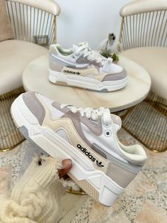 Pretty Sneakers, Crocs Fashion, Sneaker Outfits Women, Jordan Shoes Retro, All Nike Shoes, Shoe Wishlist, Nike Air Shoes