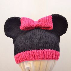 a knitted minnie mouse hat with a pink bow