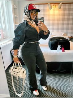 Classic Airport Style Travel Outfits, Outfits To Wear In New York Fall, Rain Baddie Outfit, Toronto Outfit Ideas, Rain Outfit Black Women, Nyc Street Style Black Women, Dinner Baddie Outfits, Put That S On Outfits, Fitted Caps Outfit Black Women