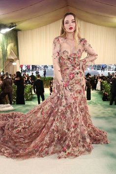 Dove Cameron Met Gala, Dove Cameron Red Carpet, Meet Gala, Dove Cameron Tattoo, Dave Cameron, Gala Looks, Dove Cameron Style, Celebrity Costumes, Met Gala Red Carpet