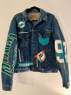 Sports Denim Jacket, Cricut Jacket Ideas, College Denim Jacket, Morgan Wallen Jean Jacket Diy, Baseball Jean Jacket Diy, College Jean Jacket, Diy Sports Team Denim Jacket, Football Jean Jacket Diy, Team Jean Jacket