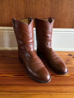 Vintage Justin Men's Original Roper Tan Leather Cowboy Boots in Cognac Brown * Black Stacked Heel * Round Toe * Made in USA * Size 9.5 B * Leather interior and exterior  * Rubber heel cap * Wide calf for jeans * Style 3404 * Mens size 9.5 B, would be a women's size 10.5 - 11 Made in USA 🇺🇸 Ankle width (laying flat): 7 in Sole Length toe to heel: 13 in Heel height: 1 in Sole width: 4 in Height: 11 in Mens Cowboy Boots Size 9, Men’s Cowboy Boots Fashion, Mens High Heel Cowboy Boots, Cheap Brown Western Cowboy Boots, Mens Cowboy Boots Square Toe Brown, Mens Cowboy, Leather Cowboy Boots, Heel Caps, Western Cowboy Boots