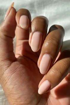 Manicure Natural Color, Gel Neutral Nail Colors, Classic Wedding Nails, Elegant Gel Nails, Nude Wedding Nails, Milky Pink Nails, Simple Wedding Nails, Bridesmaids Nails, Unghie Sfumate