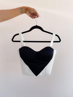 Bustier Valentina: La prenda esencial para cualquier evento especialNuestra colección de bustiers está diseñada para quienes buscan una prenda exclusiva que combine estilo, comodidad y un toque de sofisticación. Cada bustier está creado para realzar tu figura y añadir ese toque especial a cualquier look, permitiéndote brillar en cualquier evento. Con una amplia gama de estilos que incluyen estampados de estrellas, constelaciones, flores, mariposas y opciones lisas, nuestros bustiers ofrecen la versatilidad y personalización necesarias para adaptarse a tu estilo único.Ajuste perfecto para todas las figurasLos bustiers de nuestra colección están diseñados para ajustarse a cualquier tipo de cuerpo, proporcionando un ajuste cómodo y favorecedor. Incorporamos detalles ajustables como ganchos y Satin Bustier, Bustiers, To Shine, Constellations, Suits You, Body Types, Make You Feel, Special Events, Unique Pieces