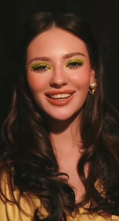 English Makeup Look, Funky Bridal Makeup, Bridgerton Inspired Makeup, Bright Makeup Looks Eyeshadows, Whimsical Wedding Makeup, Bright Eyeshadow Looks, Bright Spring Makeup, Bright Makeup Looks, Bridgerton Makeup