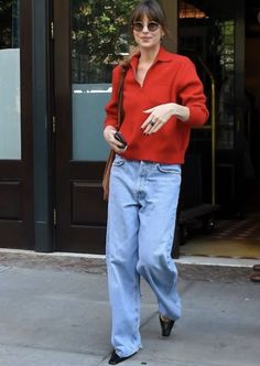 90s Mom Look, Dakota Johnson 2024 Style, Dakota Johnson Fall Style, Vintage Denim Shirt Outfit, Dakota Johnson Casual Style, All American Style, 90s Funky Fashion, Autumn 2025 Fashion Trends, Dakota Johnson Jeans