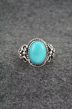 This turquoise and sterling silver ring featuring a feather design was made by Navajo silversmith Jeanette Saunders. The inside of the band is stamped RB and .925.Size: 9.5Length: 3/4"Width: 5/8"Free shipping on all orders! We ship with USPS and always include tracking. All orders ship within a day of payment.Returns are accepted up to 30 days after you receive your order. Just send us a message. Our shop offers cash back or store credit. The item must be returned in new condition. Bear Carving, Navajo Rings, Feather Design, Pearl Chain, Native American Jewelry, Turquoise Sterling Silver, Free Jewelry, Sterling Silver Ring, Favorite Jewelry