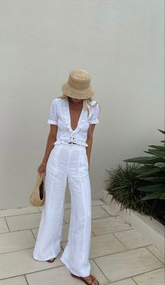 Summer In London Outfit What To Wear, Casual Bride Outfit Jeans, Dissh Outfit Ideas, Italy Clothes Aesthetic, Linen Pants Street Style, Waist Defining Outfits, Spring 2024 Fashion Trends Street Style, Summer Island Outfits, Green Beach Outfit