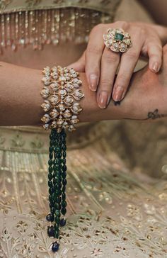 Diamond Ring With Emerald, Wedding Rings Gold, Antique Necklaces Design, Engagement And Wedding Rings, Indian Bridal Jewelry Sets, Bridal Jewelry Vintage, Jewelry Set Design, Antique Bridal Jewelry, Bridal Diamond Jewellery