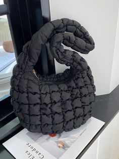 Preto  Collar  Nylon Xadrez Saco de sela,Saco plissado Embellished Cos Bags, Ruched Bag, Bag Aesthetic, Stylish Handbags, Quilted Crossbody Bag, Bubble Bag, Black Puffer, Carry All Bag, Saddle Bag