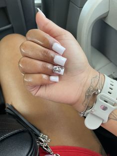 Nut White Nails With Charms, White Short Set Nails, All White Nails With Charms, Short White Acrylic Nails With Charms, Silver And White Nails Short, White Shorties Acrylic Nails, Shorties Nails Square French Tip, White Acrylic Nails With Charms, White Shorties Nails