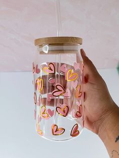 Tumbler, cup Glass Tumbler Design, Trendy Water Bottles, Cute Coffee Cups, Projets Cricut, Diy Glass Bottle Crafts, Pretty Mugs, Coffee Cup Design, Pretty Cups, Diy Cups