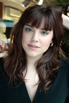 Brown Hair Pale Skin, Medium Length Hair With Bangs, Rambut Brunette, Medium Hair Styles For Women, Bangs With Medium Hair, Cute Hairstyles For Medium Hair, Long Brown Hair, Pale Skin