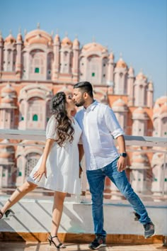 picture Couples Taking Pictures, Pre Wedding Dress Ideas For Couple, Mansarovar Lake, Prewedding Outfit Ideas, Pre Wedding Photoshoot Theme