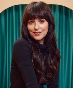 Descubra qual o melhor corte de franja para o formato do seu rosto » STEAL THE LOOK Dakota Johnson Bangs, Dakota Johnson Hair, Rambut Brunette, Dakota Mayi Johnson, Dakota Johnson Style, Long Hair With Bangs, American Beauty, Hair Envy, Dakota Johnson