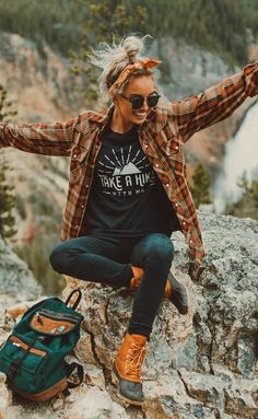 OUTFITS FOR TREKKING IN SUMMERS – sightsOfinsights Boho Hiking Outfit, Hiking Outfit Spring For Women, Hunting Shoes, Hiking Outfit Men, Wander Outfit, How To Wear Jeans, Hiking Wear, Cute Hiking Outfit