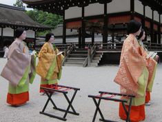 Women dressed in traveling junihitoe.