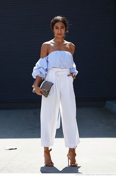 Love everything about this off the shoulders baby blue top paired with the high waisted white pants. #streetstyle Chique Outfits, Outfit Trends, Brunch Outfit, Street Chic, Spring Summer Outfits, Fashion Street