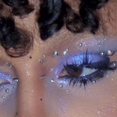 Swirly Eye Makeup, Blue Ethereal Makeup, 90s Whimsigoth Makeup, Glitter Goth Makeup, K Pop Makeup Looks, Make Up Violeta, Face Gem Makeup, Makeup Looks With Glitter, Blue Star Makeup