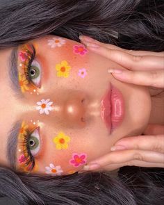 Flowers Eye Makeup, Cute Face Painting Aesthetic, Hada Makeup, Face Art Makeup Paint Ideas, Face Painting Designs Creative, Makeup Primavera, Hippie Face Paint, Flower Eye Makeup, Carnaval Inspo