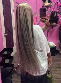 Pretty Hair Inspiration, Black Hair And Blonde Streaks, Popstar Hairstyle, Half Black Half Blonde Hair, Blonde And Black Hair, Hair Colors For Dark Hair, Hair Dyed, Dyed Hair Inspiration, Hair 2024