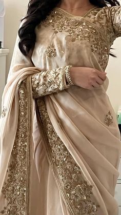 Desi Wedding Hair Styles, Desi Traditional Dress, Desi Formal Dresses, Aesthetic Wedding Dress Indian, Desi Wedding Outfits, Bangladeshi Dress, Bengali Clothes, Bangladeshi Saree, Pakistani Saree