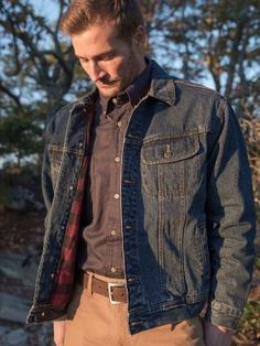 Ready when you are. Your go-to piece when the days are crisp and the nights are cool. It's made with durable reinforced construction, a handy adjustable waist, and a button front. This denim jacket has brushed flannel lining throughout the body and sleeves for all day comfort and unbeatable warmth. Mens Style Rugged, Trucker Jacket Outfit, Wrangler Jean Jacket, Outdoorsmen Style, Wrangler Clothing, Mens Rugged, Men's Denim Style, Demin Jacket, Lined Denim Jacket