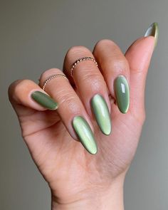 Short Jade Nails, Green Clear Nails, Mint Green Christmas Nails, Light Green Cat Eye Nails, Nails Acrylic Cat Eye, Green Themed Nails, Olive Nails Design, Green Cateye Nail, Han Nails