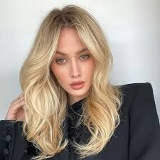 90s supermodel blowout 90s blonde medium blonde hair blowout glam - Google Search Sleek Haircuts, 2024 Haircut, Fall Haircut, Cute Easy Hairstyles, Hairstyles Simple, Long Layered Cuts, Fresh Haircut, Hair Waver, Simple Ponytails