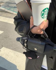 정아 (@___kim_0) • Instagram photos and videos Mini Longchamp Bag, Longchamp Bag Outfit, Mini Bag Outfit, Longchamp Mini Bag, Longchamp Mini, Pretty Tote Bags, What's In My Purse, Longchamp Bag, Purse Essentials