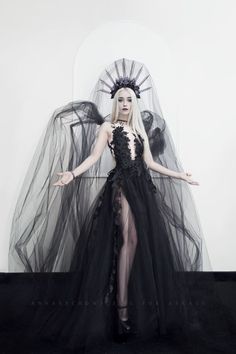 Костюм ведьмы, Alternative Sewing, Goth Wedding, Estilo Hippie, Couples Halloween, Fantasy Gowns, Fantasias Halloween, Gothic Wedding, Gothic Beauty