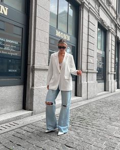 Ideas para animarte a usar un blazer oversized | Es la Moda White Blazer Dinner Outfit, White Blazer Outfit Night Out, Oversized Blazer Outfit White, Oversized Blazer Summer Outfit, Off White Oversized Blazer Outfit, Oversize White Blazer Outfit, Americana Blanca Outfits, Oversized Blazer Work Outfit, Bra With Blazer Outfit