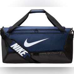 The Durable Nike Brasilia Duffel Features A Spacious Main Compartment For All Your Gear So You Can Feel Prepared. Padded Shoulder Strap Make It Carrying Comfortable, And Multiple Exterior Pockets Provide Quick-Grab Convenience. Fit & Design: Large Main Compartment Zips Shut For Secure Storage Zippered Bottom Compartment Can Hold Your Shoes Or Separate Wet And Dry Clothing Multiple External Pockets Offer Easily Accessible Storage A Coated Bottom Adds Water Resistance And Durability Padded Shoulde Nike Sports Bag, Nike Duffle Bag, Mochila Nike, Sport Nike, Gianfranco Ferre, Training Gear, Duffel Bags, Backpack Sport, Sports Brands